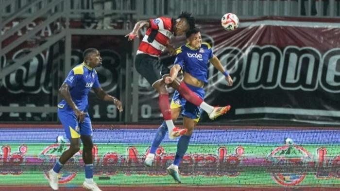 SUPER LEAGUE - Madura United menjamu Arema FC pada pekan ke-22 Super League 2025/2026. Bermain di Stadion Gelora Madura Ratu Pamelingan, Sabtu (21/2/2026) malam, duel ini berakhir imbang 2-2.