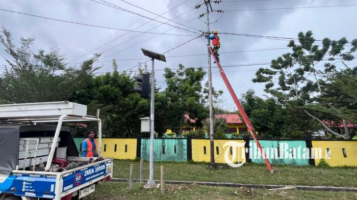 PERBAIKAN JARINGAN LISTRIK - Teknisi PLN ULP Dabo sedang melakukan pengerjaan perbaikan jaringan listrik di Dabo Singkep, Kabupaten Lingga, Provinsi Kepulauan Riau.