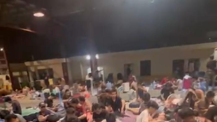 TERISOLASI-Suasana penampungan warga Indonesia di Kamboja yang begitu ketat.