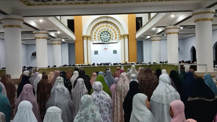 TARAWIH - Jemaah Masjid Fastabiqul Khaerat Muhammadiyah Mamuju melaksanakan salat Tarawih, Selasa (17/2/2026).