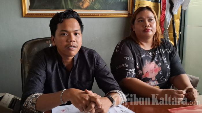 PENIPUAN ISTRI POLISI - Alif Putra Pratama (kiri), kuasa hukum Sari Wulan, korban penipuan kasus jual beli lahan dan telah membayar DP hingga Rp105 juta kepada terlapor LA yang merupakan istri polisi yang bertugas di Polres Tarakan, saat konferensi pers siang tadi, Jumat (20/2/2026).