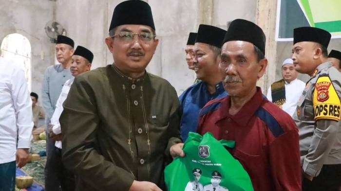 SAFARI RAMADAN - Wagub Jambi Abdullah Sani ersama Bupati dak Wakil Bupati Tanjung Jabung Barat Anwar Sadat dan Katamso safari Ramadan di Masjid Husnul Yaqin, Desa Teluk Kulbi, Kecamatan Betara, Sabtu (21/2/2026).