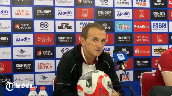 SANTAI - Milomir Seslija dalam jumpa pers usai laga Persis Solo di Stadion Manahan, Sabtu (21/2/2026) malam. Teriakan Milo Out menggema di Stadion Manahan usai Persis Solo kembali tak bisa mematahkan kutukan tak pernah menang di kandang sendiri sepanjang musim Super League 2025/2026. Menanggapi desakan itu, ia menjawabnya dengan santai.