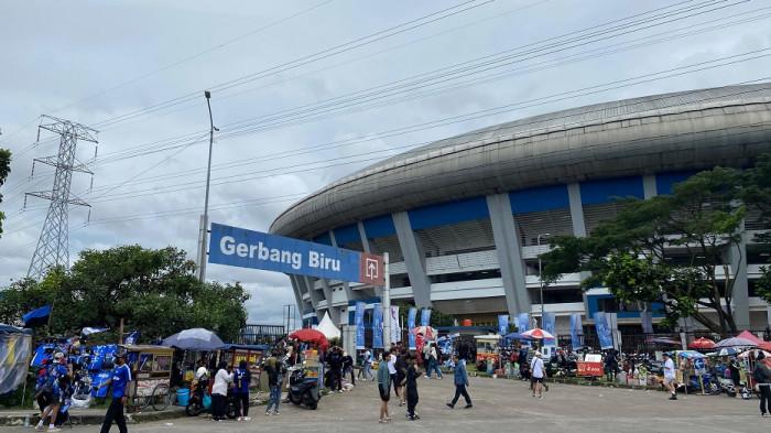 LAGA PERSIB - Suasana di luar Stadion GBLA saat Persib Bandung vs Persija Jakarta, Minggu (11/1/2026).
