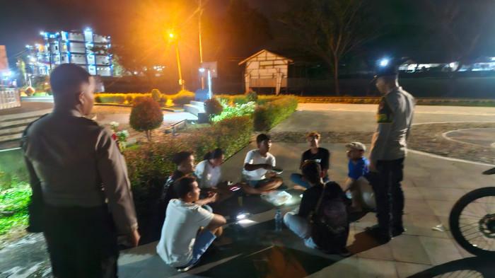 PATROLI SUBUH - Piket Pamapta Polres Sekadau bersama gabungan piket fungsi kembali melaksanakan patroli subuh guna menjaga situasi kamtibmas selama bulan suci Ramadan, Minggu 22 Februari 2026. Kegiatan difokuskan pada titik-titik yang rawan balap liar dan penggunaan knalpot brong, guna memastikan masyarakat dapat menjalankan sahur dengan aman dan nyaman.