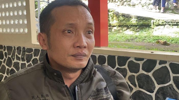 AYAH KORBAN - Anwar Satibi (38), ayah dari NS (12), menangis terseduh saat menceritakan anaknya meninggal setelah diduga menjadi korban penganiayaan ibu tiri, bekerja di Sukabumi saat anak disiksa
