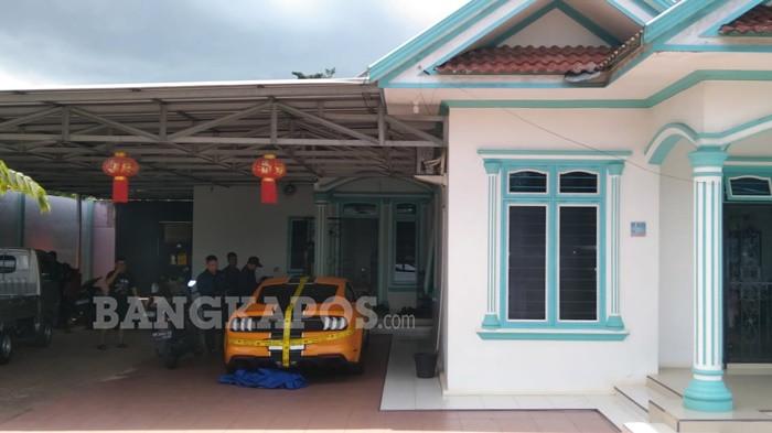 GARIS POLISI -- Mobil mewah di kediaman pengusaha timah di Desa Keposang saat digaris polisi, Minggu (22/2/2026). Garis polisi tersebut dipasang langsung oleh penyidik dari Dittipidter Bareskrim Mabes Polri.