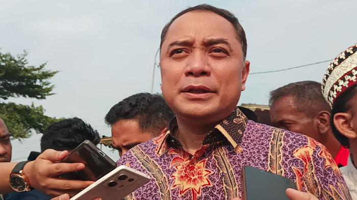 AJAK BAYAR BPJS MANDIRI - Wali Kota Surabaya Eri Cahyadi saat memberikan penjelasan di Surabaya beberapa waktu lalu. Eri Cahyadi mengajak warga Surabaya yang kaya secara finansial dalam desil 8 hingga desil 10 (kategori mampu) dapat membayar iuran BPJS secara mandiri.