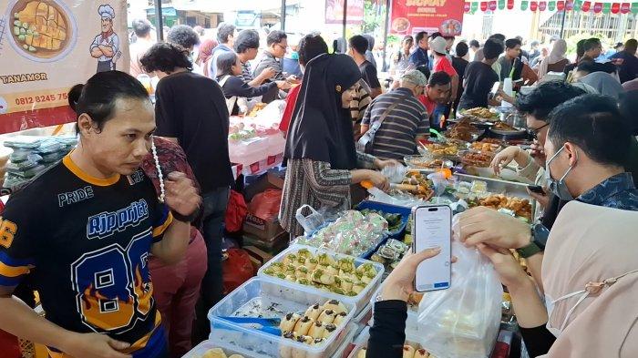 RAMAI SEJAK SIANG - Pasar Takjil Ramadan di Benhil, Jakarta Pusat ramai dikunjungi pembeli sejak pukul 2 siang, sebelum azan magrib berkumandan, dagangan ludes terjual. Minggu (22/2/2026).