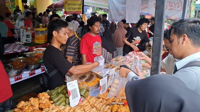 RAMAI SEJAK SIANG - Pasar Takjil Ramadan di Benhil, Jakarta Pusat ramai dikunjungi pembeli sejak pukul 2 siang, sebelum azan magrib berkumandan, dagangan ludes terjual. Minggu (22/2/2026).