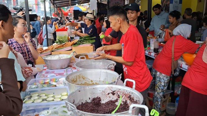 RAMAI SEJAK SIANG - Pasar Takjil Ramadan di Benhil, Jakarta Pusat ramai dikunjungi pembeli sejak pukul 2 siang, sebelum azan magrib berkumandan, dagangan ludes terjual. Minggu (22/2/2026).