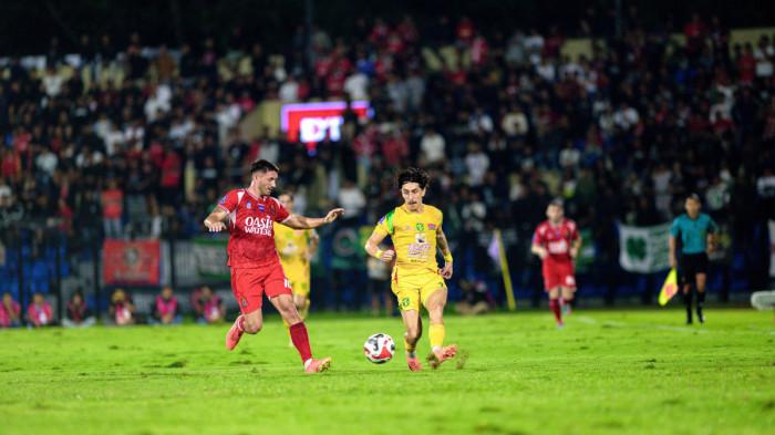 JAGA LAWAN - Pemain Persebaya Francisco Rivera mendapat penjagaan dari pemain Persijap Jepara dalam pertandingan Super League pekan ke-22, Sabtu (21/2/2026) di Gelora Bumi Kartini Jepara. (Persebaya)