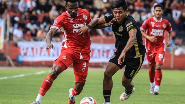 BEREBUT BOLA - Pemain Semen Padang, Cornelius Stewart berebut bola dengan Firza Andika (Bhayangkara FC) di Stadion Haji Agus Salim, dalam lanjutan Super League 2025/2026 pada Senin (20/10/2025) sore WIB.