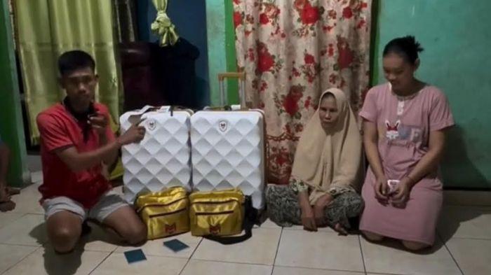 PENIPUAN - Endi Semeteh saat bersama nenek A Rifai diduga korban penipuan travel umroh di Lubuklinggau.