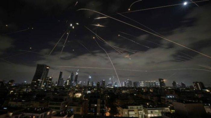 CEGAT RUDAL - Sistem pertahanan udara Iron Dome Israel menembak untuk mencegat rudal selama serangan Iran di Tel Aviv, Israel, pada Minggu (15/6/2025).
