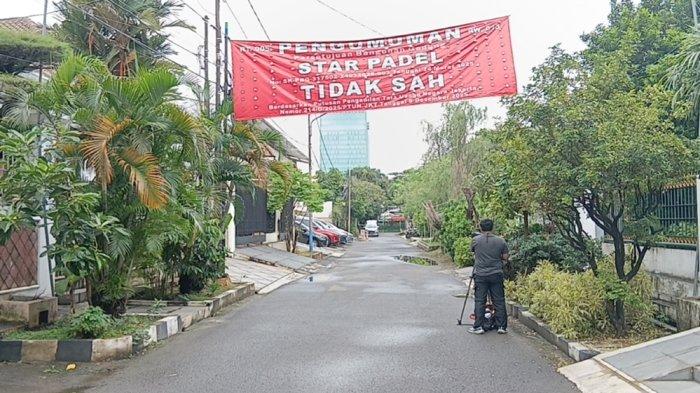 TOLAK PADEL - Spanduk penolakan warga kawasan Pulomas, RT 05/RW 13, Kayu Putih atas keberadaan lapangan padel di tengah permukiman, Pulogadung, Jakarta Timur, Minggu (22/2/2026).