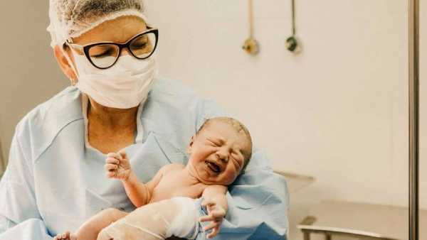 मुलं जेव्हा आईच्या गर्भातून बाहेर येतं तेव्हा ते नवीन जगात पाऊल ठेवतं. गर्भाच्या आतील तापमान स्थिर असतं. थोडासा प्रकाश आणि आवाजही कमी असतो. पण बाहेर येताच प्रखर प्रकाश बाहेरील थंड-उष्ण वातावरण आणि गोंगाट असतो. कानावर विविध आवाज आदळतात.