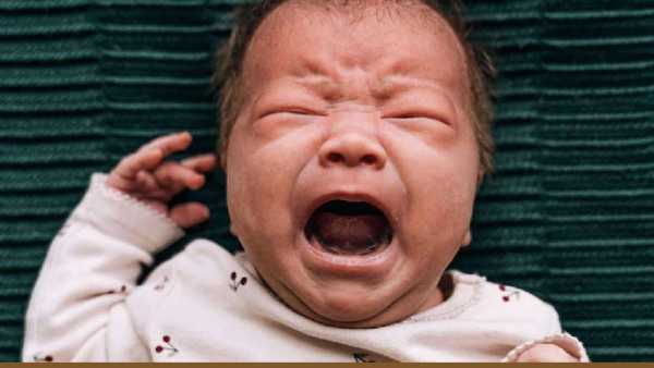 डॉक्टरांनुसार लहान मुलांचं पहिलं रडणं हे त्याचं आरोग्य चांगलं असल्याचा पहिला संकेत मानल्या जातो. गर्भात लहान मुलाची फुफ्फुस पूर्णपणे विकसीत वा सक्रिय नसतात. कारण त्याला नाळेद्वारे ऑक्सिजनचा पुरवठा करण्यात येतो. 