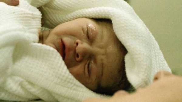 लहान मुलं आईच्या पोटातून बाहेर येताच स्वतः श्वास घेतात. या काळात मुलं हे जोरानं श्वास आत घेतं आणि बाहेर सोडतं. त्यावेळी त्याची फुफ्फुसं रुंदावतात. त्यातील तरळ पदार्थ बाहेर येतो. ही प्रक्रिया त्याला स्वतंत्रपणे श्वास घेण्यास सक्षम करते. 