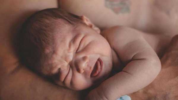 त्यामुळे अनेकदा जन्म झाल्यानंतर मुलाच्या रडण्याचा आवाज ऐकण्यासाठी डॉक्टर थोडावेळ थांबतात. कारण मुलं रडलं म्हणजे त्याचं फुफ्फुस आणि हृदय योगरित्या काम करत असल्याचे हे प्रतिक आहे. पण मुलं जन्माला आल्यानंतर का हसत नाही हा प्रश्न उरतोच? तर हसणे ही एक भावनात्मक आणि सामाजिक प्रतिक्रिया असते ती मेंदूच्या विकासाशी जोडलेली असते. काही दिवसांनी ही भावना पण चेहऱ्यावर झळकू लागते. 