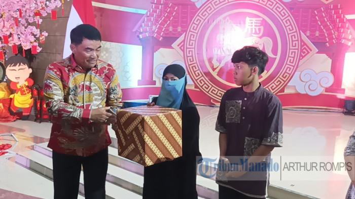 IMLEK - Gubernur Sulut Yulius Selvanus rayakan hari raya Tahun Baru Imlek 2577 Kongzili di Graha Gubernuran Sulut, Minggu (22/2/2026). Yulius didaulat untuk menyerahkan bantuan kepada anak - anak panti asuhan.