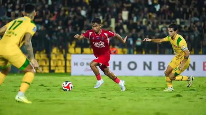 Pemain Persijap Jepara, Rahmat Hidayat saat melawan Persebaya Surabaya