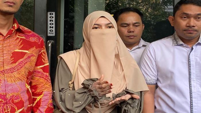 MAWA AKAN GUGAT CERAI - Wardatina Mawa di Unit Perlindungan Perempuan dan Anak (PPA) di Polda Metro Jaya pada Jumat (20/2/2026). Ia mengungkapkan rencananya menggugat cerai Insanul Fahmi.