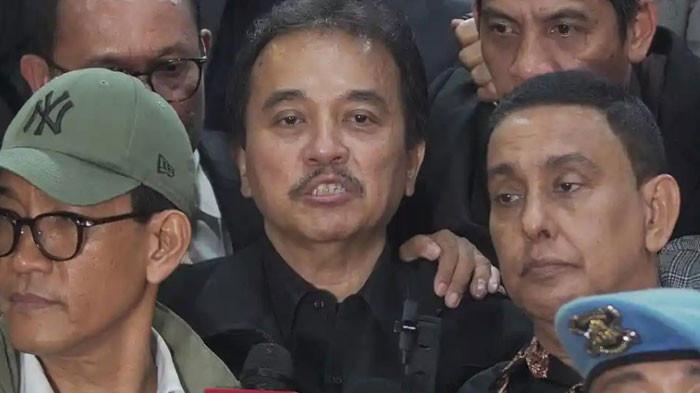 BERKAS KASUS IJAZAH - Roy Suryo usai menjalani pemeriksaan tim penyidik Polda Metro Jaya di Gedung Dirreskrimum Polda Metro Jaya, Jakarta, Kamis (13/11/2025). Berkas perkara kasus ijazah Jokowi sudah dilampahkan, Roy Suryo berharap P-19.