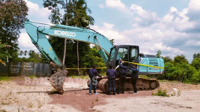 DIGELEDAH POLISI -- Sebuah rumah pengusaha timah di Desa Keposang, Kecamatan Toboali saat digeledah polisi, Minggu (22/2/2026). Belum diketahui pasti ihwal penggeledahan yang dilakukan.