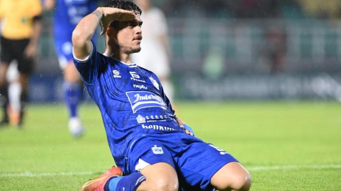 SELEBRASI - Rafinha melakukan selebrasi usai mencetak gol.