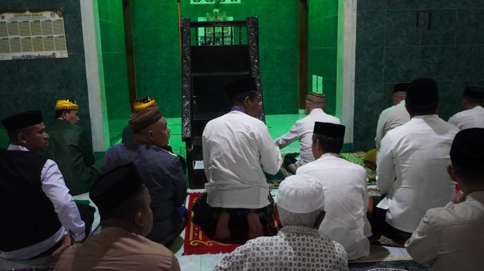 WAKTU SALAT — Jemaah salat sunah di Masjid Baiturridla, Luwo'o, Kabupaten Gorontalo. Simak jadwal salat lima waktu pada 5 Ramadan 1447H.