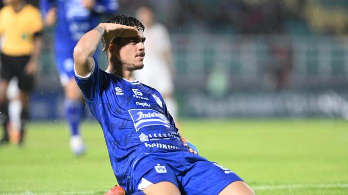 SELEBRASI - Striker PSIS Semarang, Rafinha melakukan selebrasi setelah mencetak gol di laga Deltras FC vs PSIS Semarang, Minggu (22/2/2026). Rafinha mencetak gol penalti di babak pertama membawa Mahesa Jenar unggul untuk sementara.