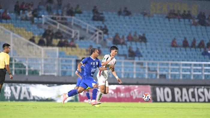 DUEL - Pemain PSIS Semarang Wawan Febrianto (biru) berduel dengan pemain Deltras FC (putih) untuk mendapatkan bola.