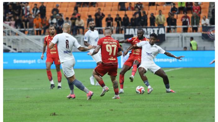 VAR MATI - Gelandang PSM Makassar Gledson Paixao berebut bola dengan penyerang sayap Persija Jakarta Allano pada pekan 22 Super League 2025/2026 di Jakarta International Stadium (JIS), Kota Jakarta Utara, DKI Jakarta, Jumat (20/2/2026) malam. Pelatih PSM Makassar Tomas Trucha keluhkan VAR tak berfungsi di pertandingan.