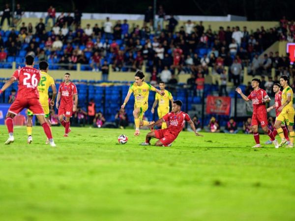 Suasana duel Persijap vs Persebaya pada pekan ke-22 Super League 2025/2026 di Stadion Gelora Bumi Kartini, Jepara, Sabtu (21/2/2026) malam WIB
