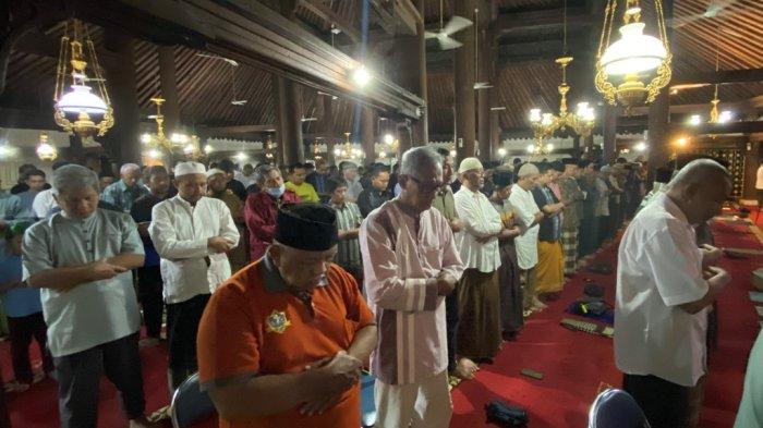 Suasana salat tarawih perdana di Masjid Gedhe Kauman Yogyakarta, Minggu (10/3/2024) malam.