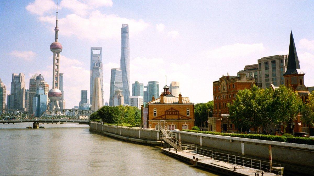 Oriental Pearl Tower, satu tempat wisata hits di Shanghai China yang bisa kamu kunjungi.