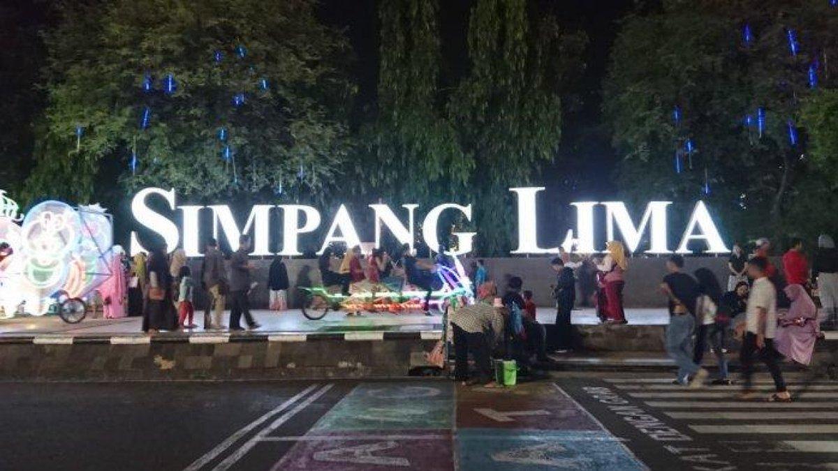 Spot foto utama di area Simpang Lima Semarang.