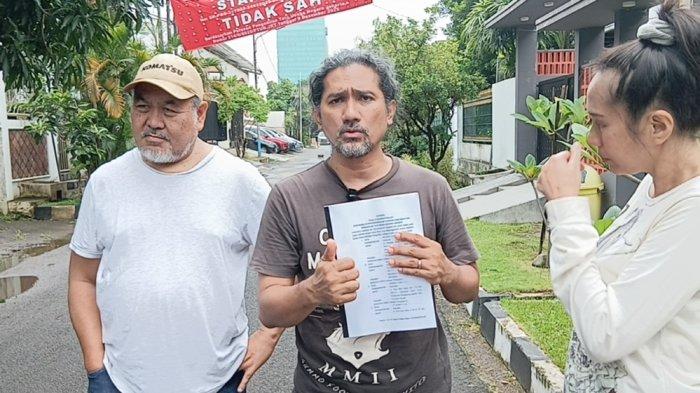 Warga RT 05/RW 13, Zul Maharry (tengah) saat memberikan keterangan di Kayu Putih, Pulogadung, Jakarta Timur, Minggu (22/2/2026).