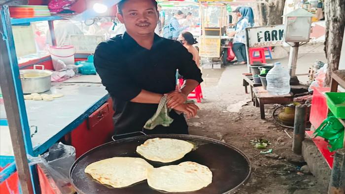 ROTI CANAI KARMEN — Kuliner roti canai di kawasan Jalan Karang Menjangan Surabaya, Canai Karmen, ramai menjadi jujugan warga yang mencari takjil pada 1 Ramadhan 1447 Hijriah/2026 M.