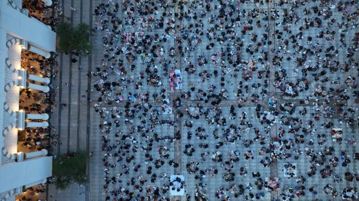 NGABUBURIT - Suasana sore di pelataran Masjid Raya Mujahidin Kota Pontianak, Kalbar Minggu 22 Februari 2026. Warga memadati halaman masjid sambil menunggu waktu berbuka puasa