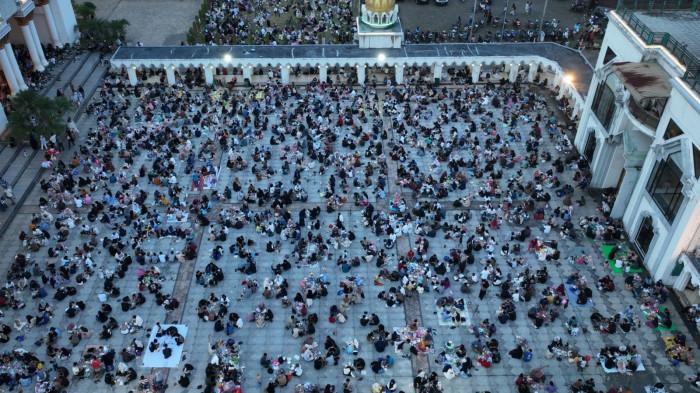 BUKA PUASA - Warga Pontianak memadati halaman Madjid Raya Mujahidin Kota Pontianak, Kalimantan Barat menjelang berbuka puasa Minggu 22 Februari 2026 sore