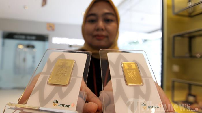 EMAS ANTAM - Pegawai menunjukkan emas Antam yang dijual di Butik Emas Logam Mulia PT. Aneka Tambang (Antam), Medan, Selasa (7/10/2025). Harga emas Antam hari ini tercatat mencapai Rp2.284.000 per gram, naik Rp34.000 dari hari sebelumnya Rp2.250.000 per gram. TRIBUN MEDAN/DANIL SIREGAR
