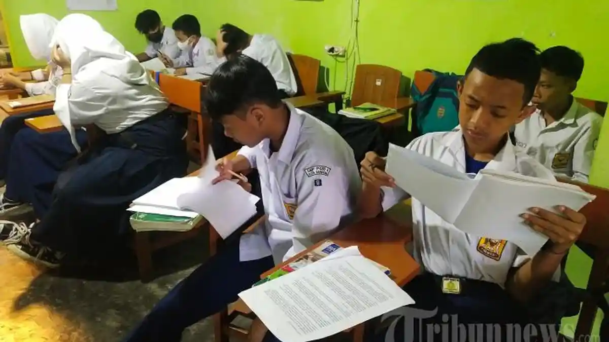 KUNCI JAWABAN BAHASA INGGRIS - Sejumlah siswa SMP PGRI 6 belajar di ruang kelas bekas ruang guru di SDN 205 Neglasari, Jalan Sadangserang, Kota Bandung, Jawa Barat, Selasa (9/8/2022). Simak kunci jawaban Bahasa Inggris Kelas 8 Halaman 221 pada bagian Picture 4.14: The Danger of Plastic
