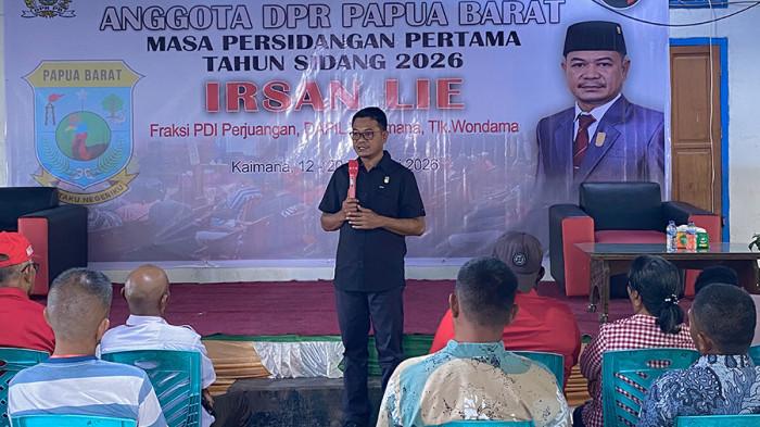 RESES DI KAIMANA - Anggota DPR Papua Barat dari Fraksi PDI Perjuangan Daerah Pemilihan (Dapil) V, Irsan Lie, saat melaksanakan reses masa sidang I Tahun 2026 di Jalan Cendrawasih, Kabupaten Kaimana, Rabu (18/2/2026).