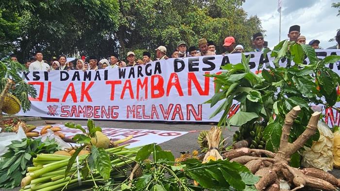 UNJUK RASA - Warga Desa Sambeng, Kecamatan Borobudur, Kabupaten Magelang, Jawa Tengah, memboyong hasil panen mereka ke halaman DPRD Kabupaten Magelang, Jawa Tengah, Kamis (12/2/2026)