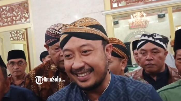 ENGGAN BERKOMENTAR - Pakubuwono XIV Hangabehi pasca melaksanakan salat jumat di masjid Ciptomulyo Pengging, Kecamatan Banyudono, Boyolali, Jumat (23/1/2026). Hangabehi enggan berkomentar soal dana hibah Keraton Solo terdahulu diduga masuk ke kantong pribadi Pakubuwono XIII.
