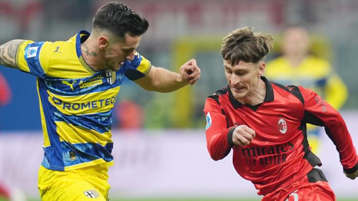 KALAH DI KANDANG - Aksi winger AC Milan, Alexis Saelemaekers (kanan) mencoba melewati penjagaan pemain Parma pada pertandingan giornata 26 Liga Italia Serie A di Stadion San Siro, Senin (23/2/2026). Rossoneri kalah di kandang sendiri dengan skor akhir 0-1.