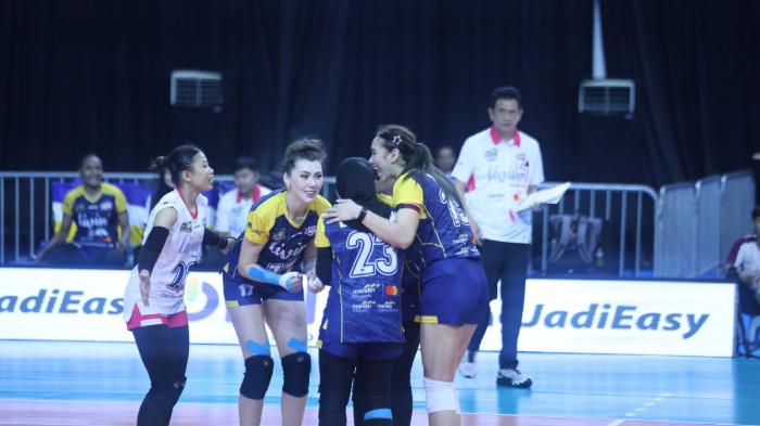 BERSELEBRASI - Pevoli asing Jakarta Livin Mandiri, Ceyda Aktas, melakukan selebrasi ketika berhasil meraih kemenangan perdana di Proliga 2026. Bertanding di GOR Sabilulungan Jalak Harupat, Bandung, Livin Mandiri sukses menumbangkan perlawanan sengit Medan Falcons dengan skor 3-1 (25-21, 25-20, 20-25, 25-14), Jumat (23/1/2026).