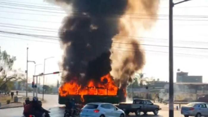 BERITA FOTO: Kerusuhan di Meksiko meluas, beberapa daerah dilaporkan terjadi kerusuhan hingga aksi pembakaran. Salah satu wilayah yang terjadi kerusuhan dan pembakaran adalah di Puerto Vallarta. Daerah tersebut merupakan wilayah Kartel Narkoba Generasi Baru Jalisco